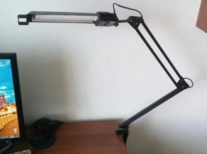 מנורות המותקנות על קצה השולחן