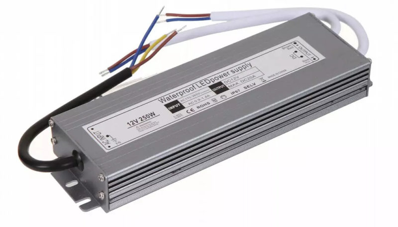 DC tápegység 12 volt.