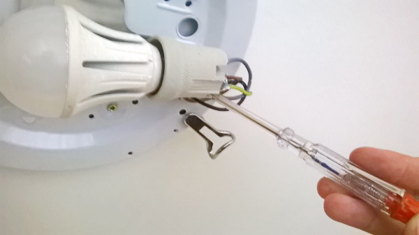 Kasetės keitimas lempoje savo rankomis