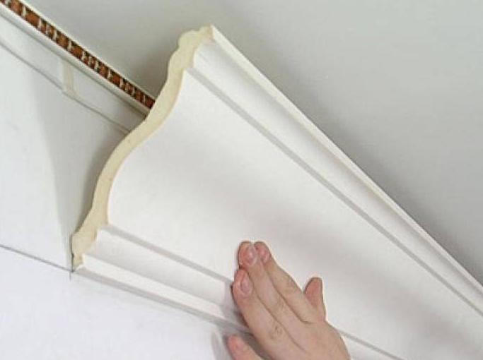 Mennyezeti világítás a lábazat alatt LED szalaggal