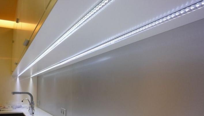 Hogyan készítsünk konyhai világítást - a lámpák elhelyezkedése