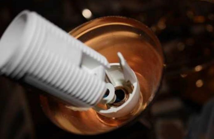 Kaip prijungti lemputės laikiklį prie laidų