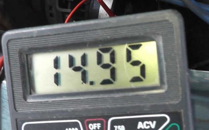 ไฟหน้ากระพริบเมื่อเครื่องยนต์ทำงาน ต้องทำอย่างไร