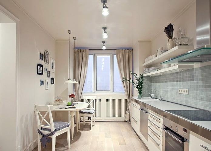 Paano gumawa ng ilaw sa kusina na may mga spotlight sa isang kahabaan na kisame