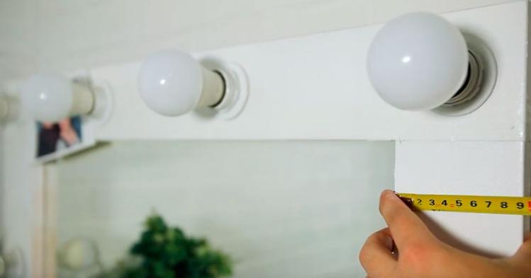 Steg-för-steg-instruktioner för att göra din egen bakgrundsbelysta spegel