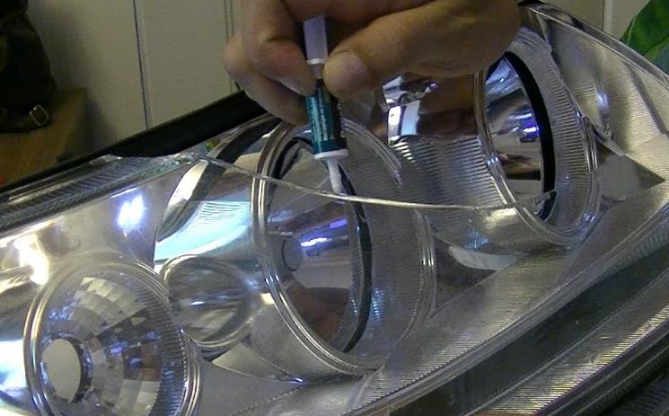 Automobilio priekinių žibintų sandariklio naudojimas