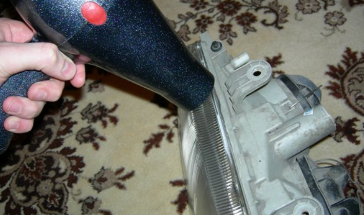 Was tun, wenn die Scheinwerfer am Auto schwitzen?