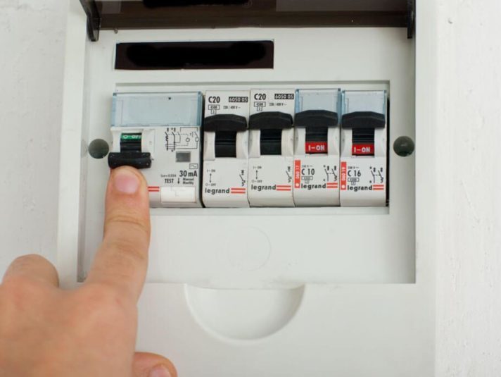 Paano mag-alis ng socket ng bombilya mula sa socket