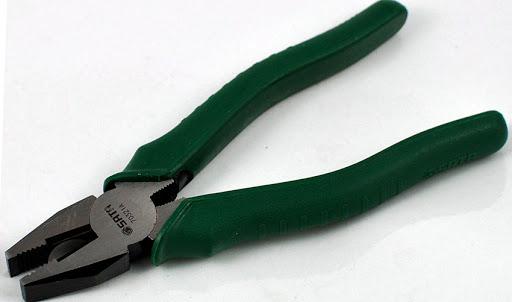 Jak wyjąć oprawkę żarówki z oprawki?