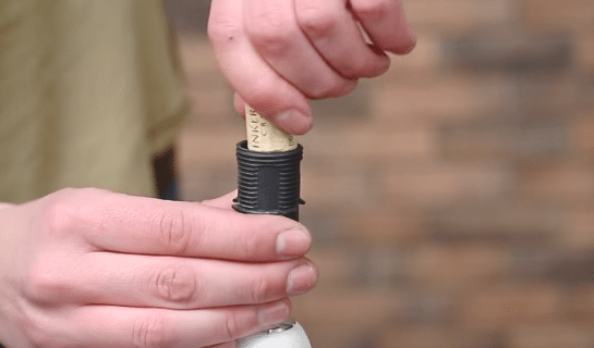 Paano mag-alis ng socket ng bombilya mula sa socket