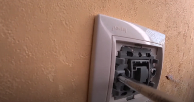 Išsamios šviesos jungiklio išmontavimo instrukcijos