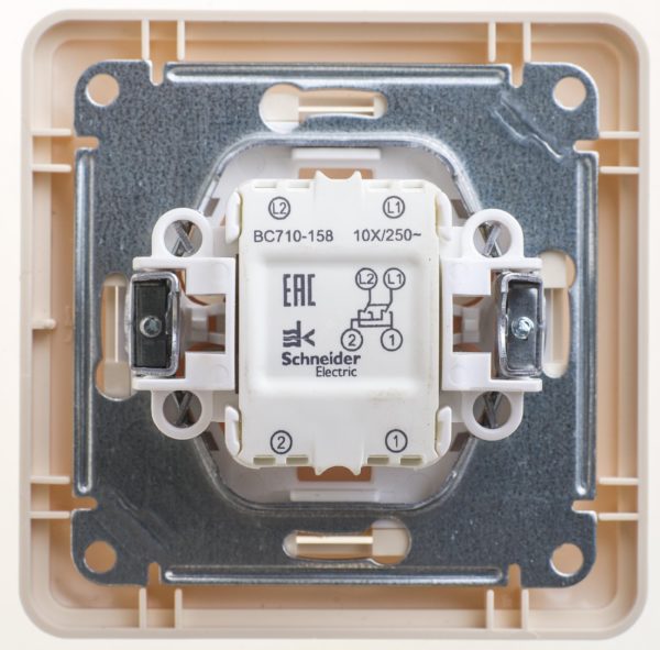 Jak podłączyć przełącznik przejścia, aby sterować światłem z 3 miejsc?