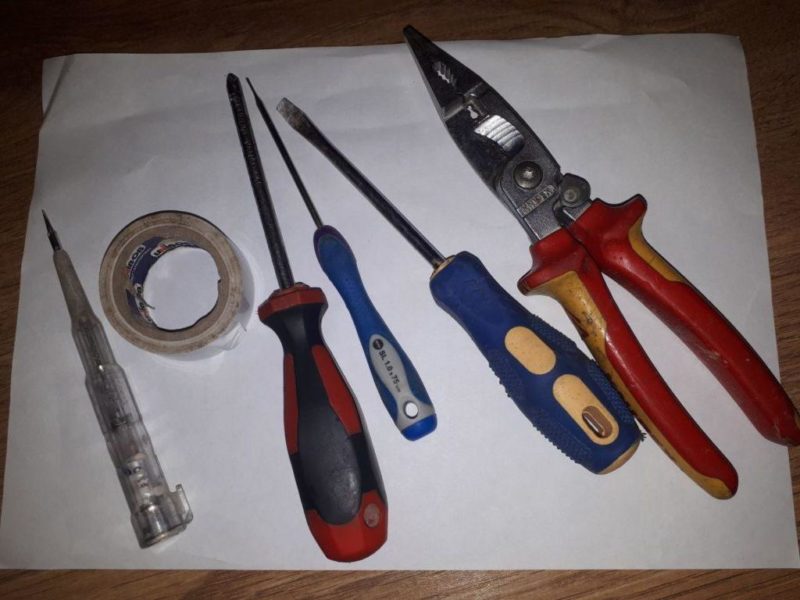 Hvordan erstatte lysbryteren i leiligheten med egne hender