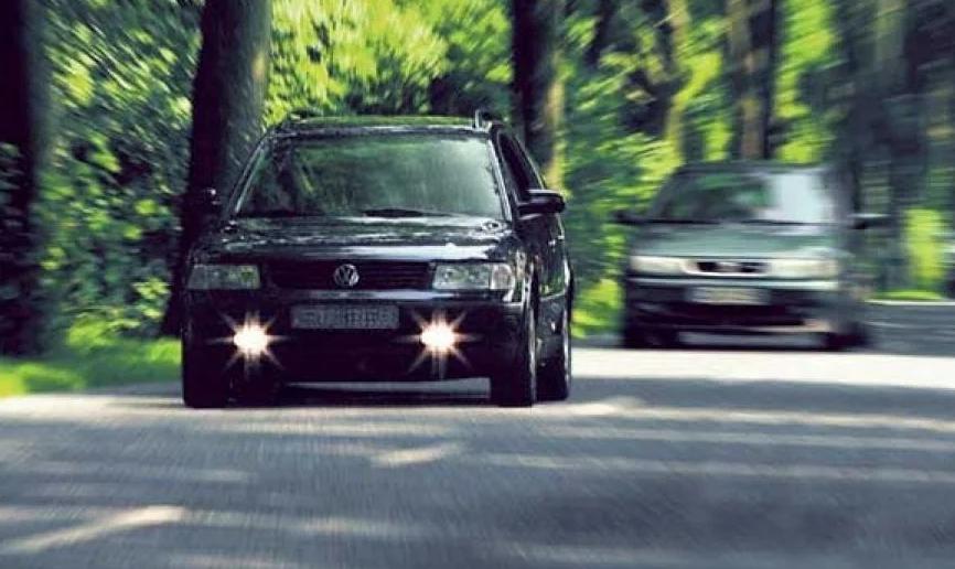 Jaka jest kara za jazdę bez świateł mijania, gdy co najmniej jeden reflektor jest wyłączony?