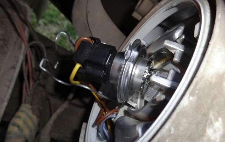 在 H4 大燈中連接和安裝 LED 燈泡