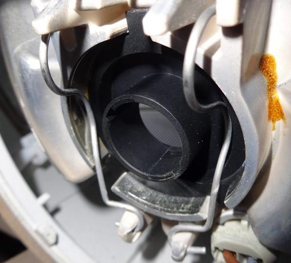 在 H4 大燈中連接和安裝 LED 燈泡