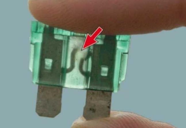 מה העונש על נהיגה ללא אור נמוך כאשר לפחות פנס אחד כבוי