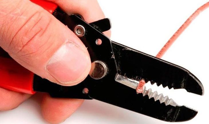 Kaip savo rankomis pakeisti šviesos jungiklį bute