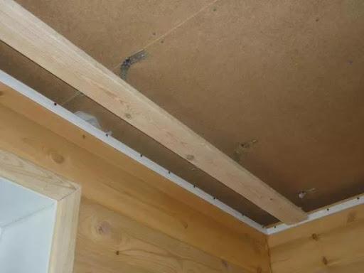 Inteckning under en ljuskrona i ett sträcktak