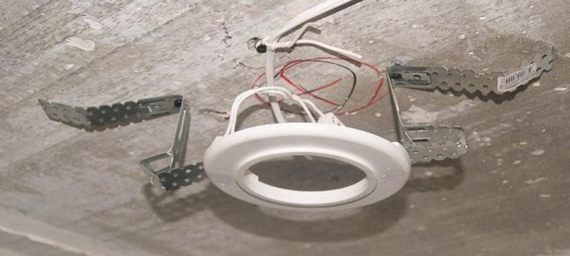 在拉伸天花板的枝形吊燈下抵押