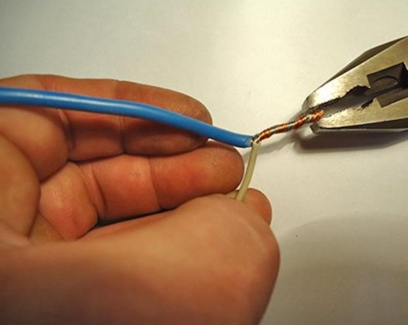 So entfernen Sie selbst einen Kronleuchter von der Decke