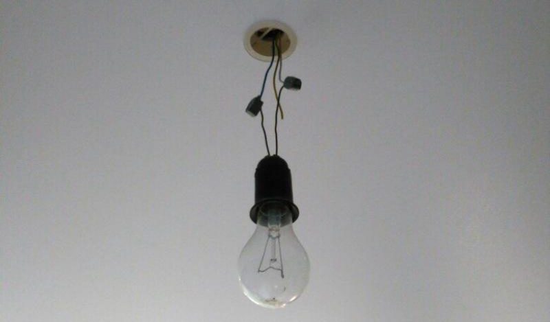 So entfernen Sie selbst einen Kronleuchter von der Decke