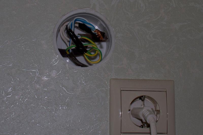 So entfernen Sie selbst einen Kronleuchter von der Decke