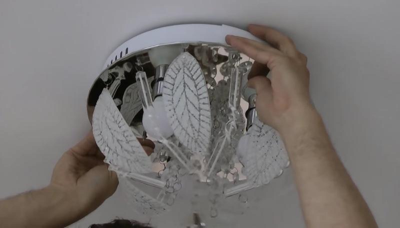 Монтиране на полилей върху опънат таван