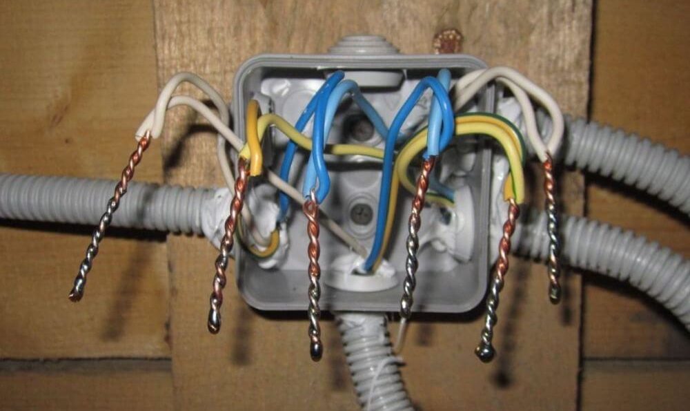 كيفية توصيل مصباح كهربائي من خلال مفتاح - الرسوم البيانية