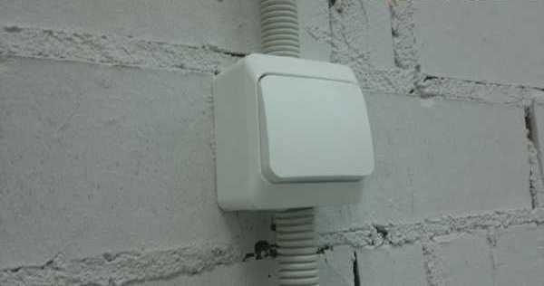 So schließen Sie eine Glühbirne über einen Schalter an - Diagramme