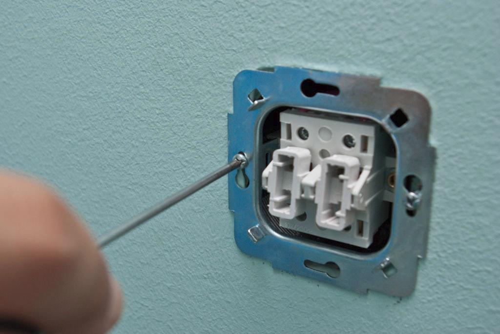 How to connect a light bulb through a switch - diagrams