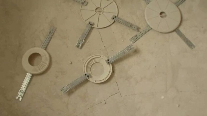 在拉伸天花板的枝形吊燈下抵押