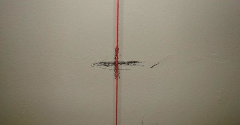 在拉伸天花板的枝形吊燈下抵押