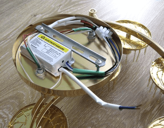 Hogyan csatlakoztathatunk csillárt távirányítóval