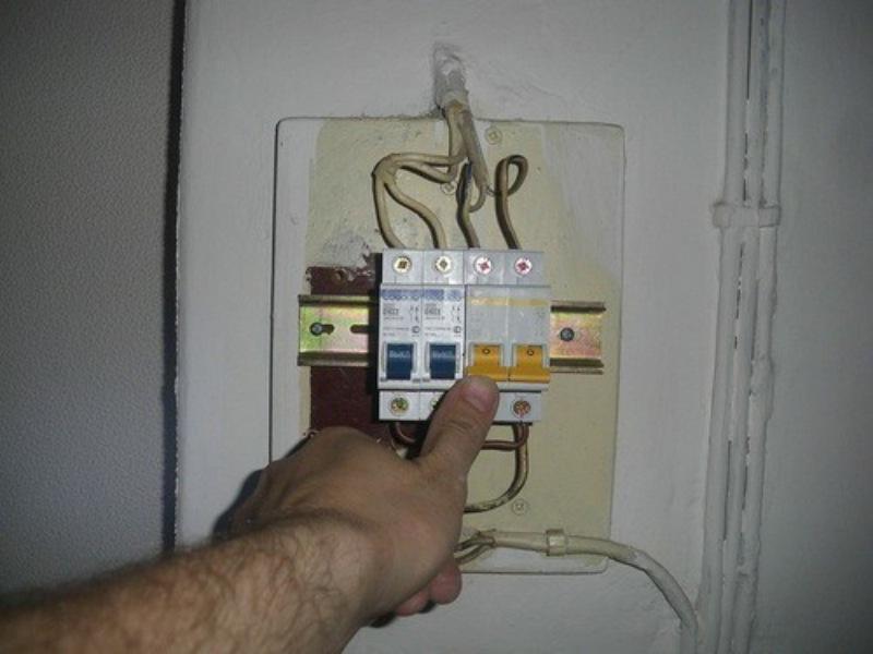 So entfernen Sie selbst einen Kronleuchter von der Decke