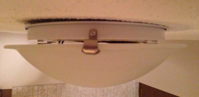 So entfernen Sie selbst einen Kronleuchter von der Decke