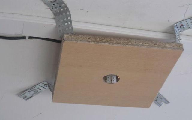 在拉伸天花板的枝形吊燈下抵押