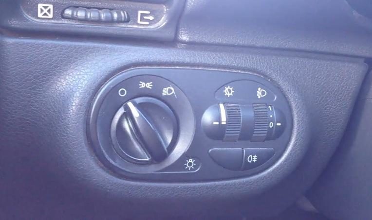 היכן נדלקים הפנסים הגבוהים והנמוכים?