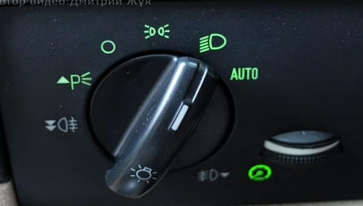 היכן נדלקים הפנסים הגבוהים והנמוכים?