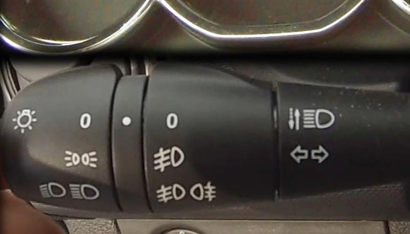 היכן נדלקים הפנסים הגבוהים והנמוכים?