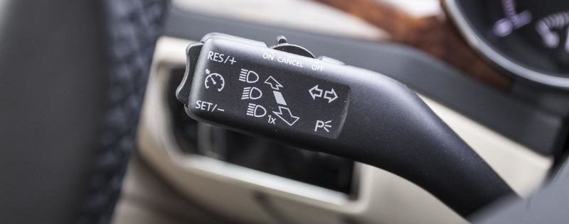 היכן נדלקים הפנסים הגבוהים והנמוכים?