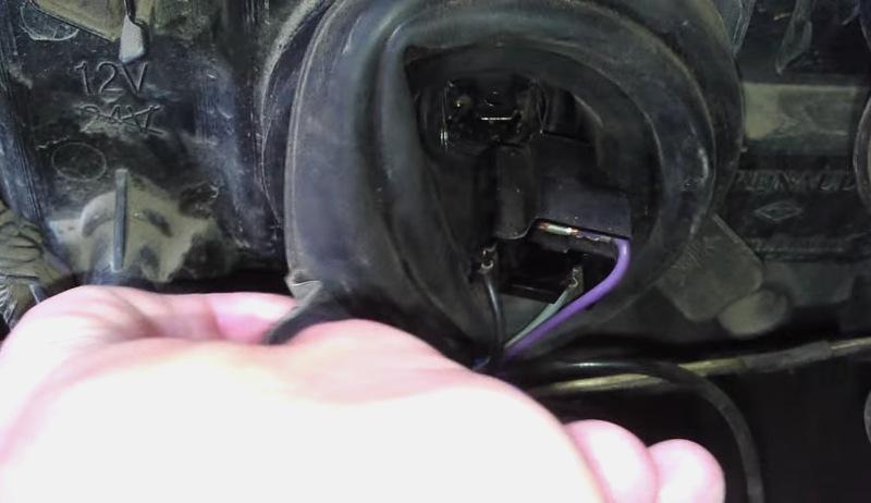 วิธีเปลี่ยนหลอดไฟหน้า