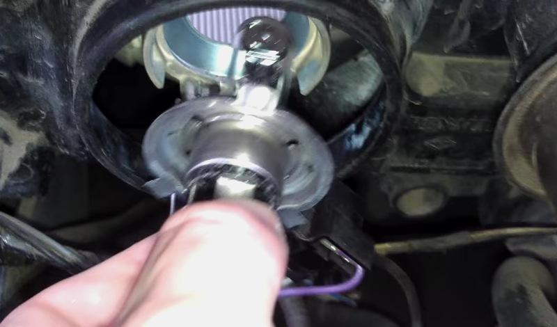 วิธีเปลี่ยนหลอดไฟหน้า