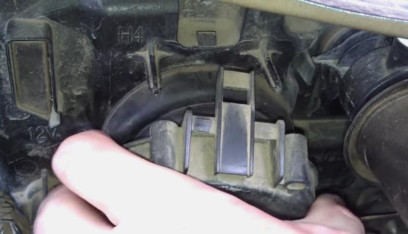 วิธีเปลี่ยนหลอดไฟหน้า