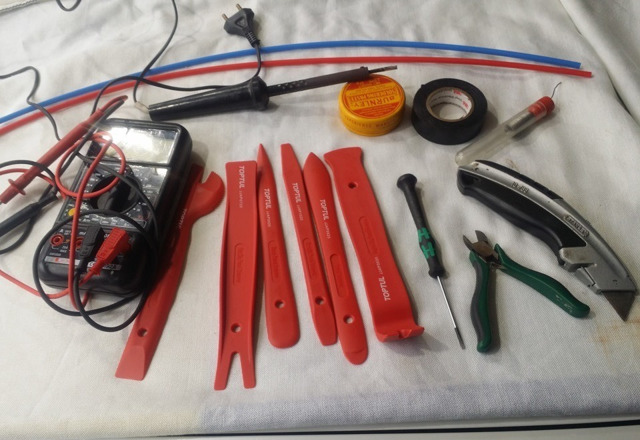 Hogyan csatlakoztassa a regisztrátort a mennyezeti világítás belsejéhez