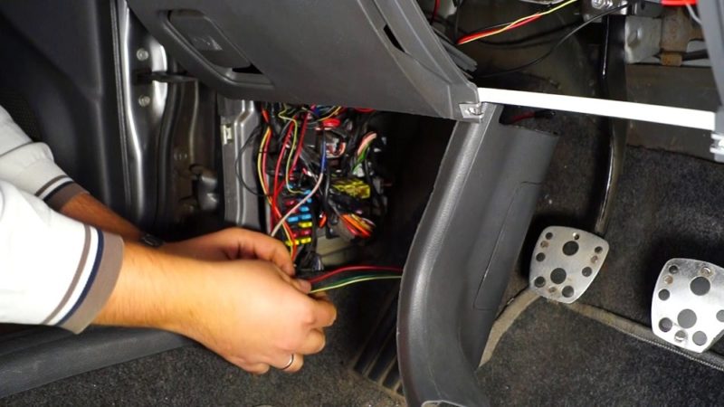 Hogyan készítsünk saját háttérvilágítású lábakat az autóban