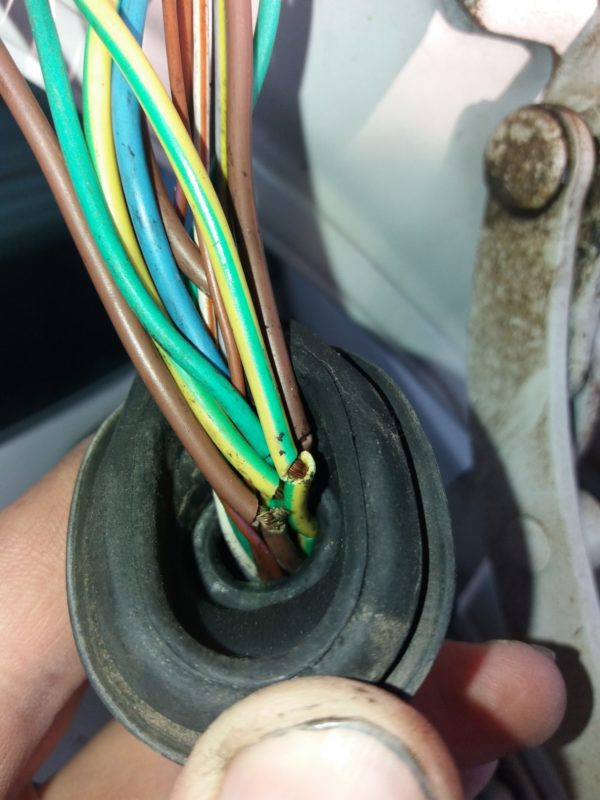 למה הפנסי האחורי לא דולקים?